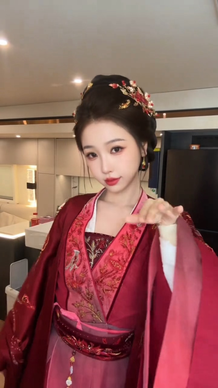 我不管 云初穿着大红衣服给我跳舞就是来嫁我的 虞书欣跳了惊鸿一面舞蹈