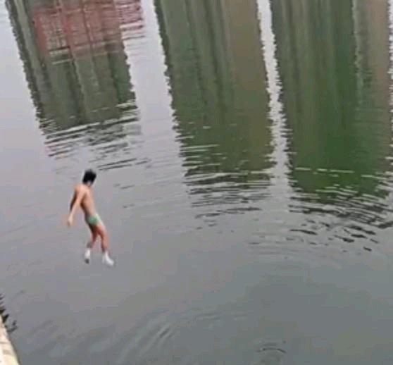 《湖南22岁小伙10多米高桥跳水救人，母亲称看到视频就会哭：儿子平安就好，感到骄