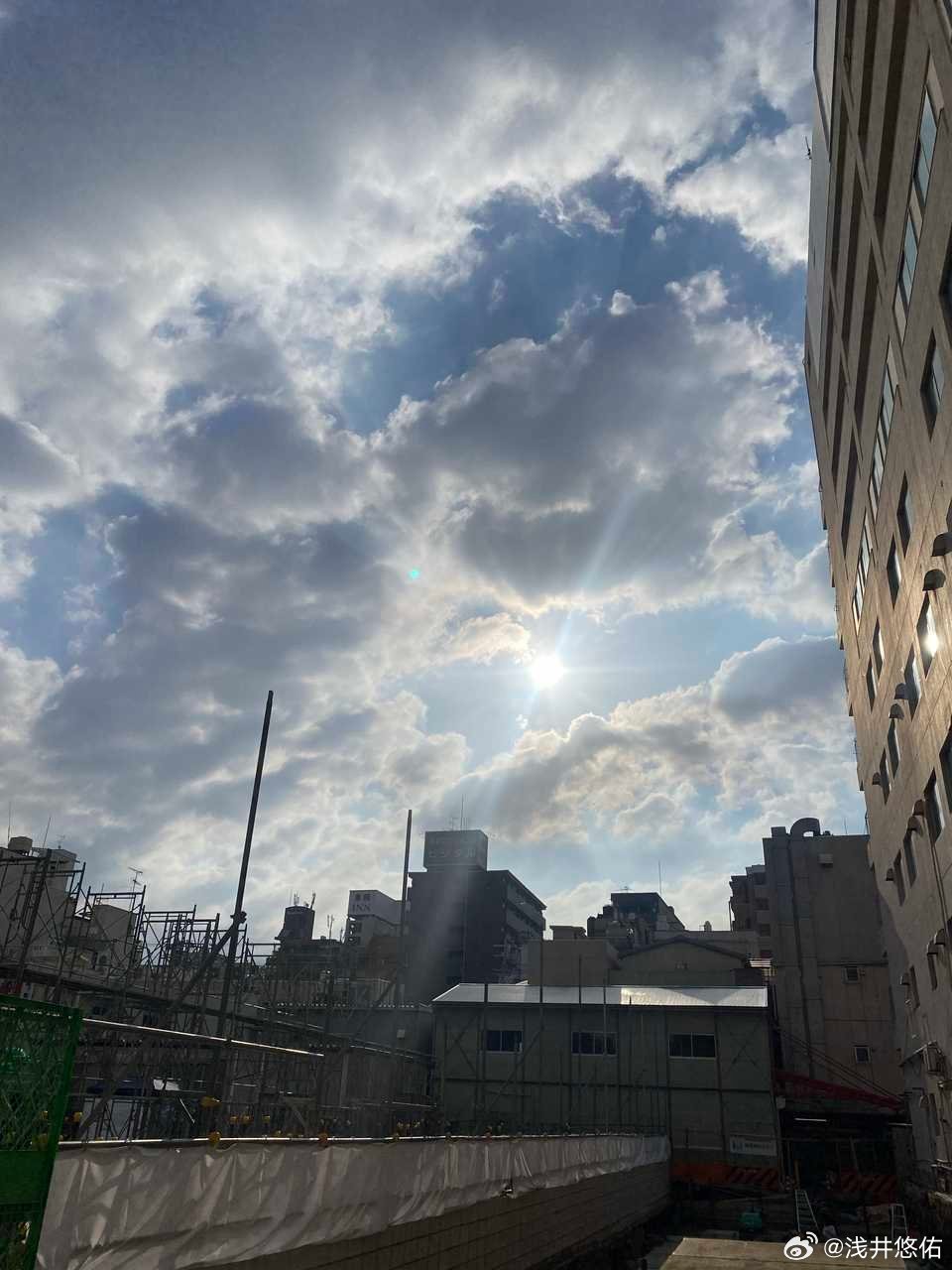 上班💼的路上，偶遇了红色的狮子🦁可能今天是个好日子☀️yoyo浅井悠佑 日本