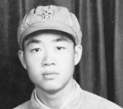 [微风]1951年，一个15岁新兵擦大炮，埋头看瞄准镜，谁料突然瞅见，敌人阵地上