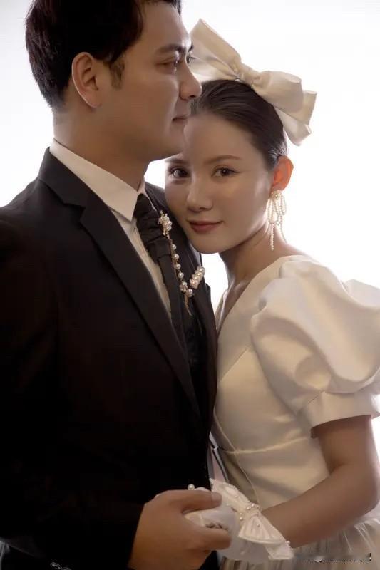 我感觉没有女人看不起自己老公吧，
毕竟是自己最亲的人，如果自己都看不起，丢人的就