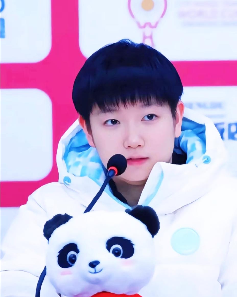 原来我们都是后知后觉，
莎莎在混团的时候就明显不适。
可惜这个要强的小女孩，
却