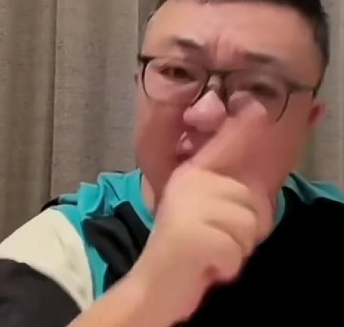 董路深夜直播直接宣布封杀老杨，这届2034杯冠军球队主教练被永久拉黑了。
事情不