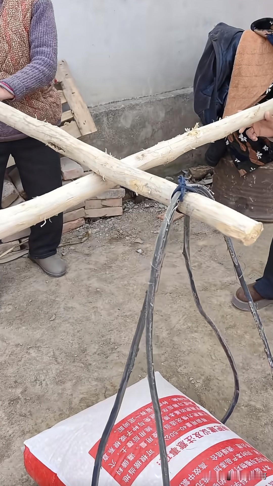 这袋肥料抬起来谁最吃力？