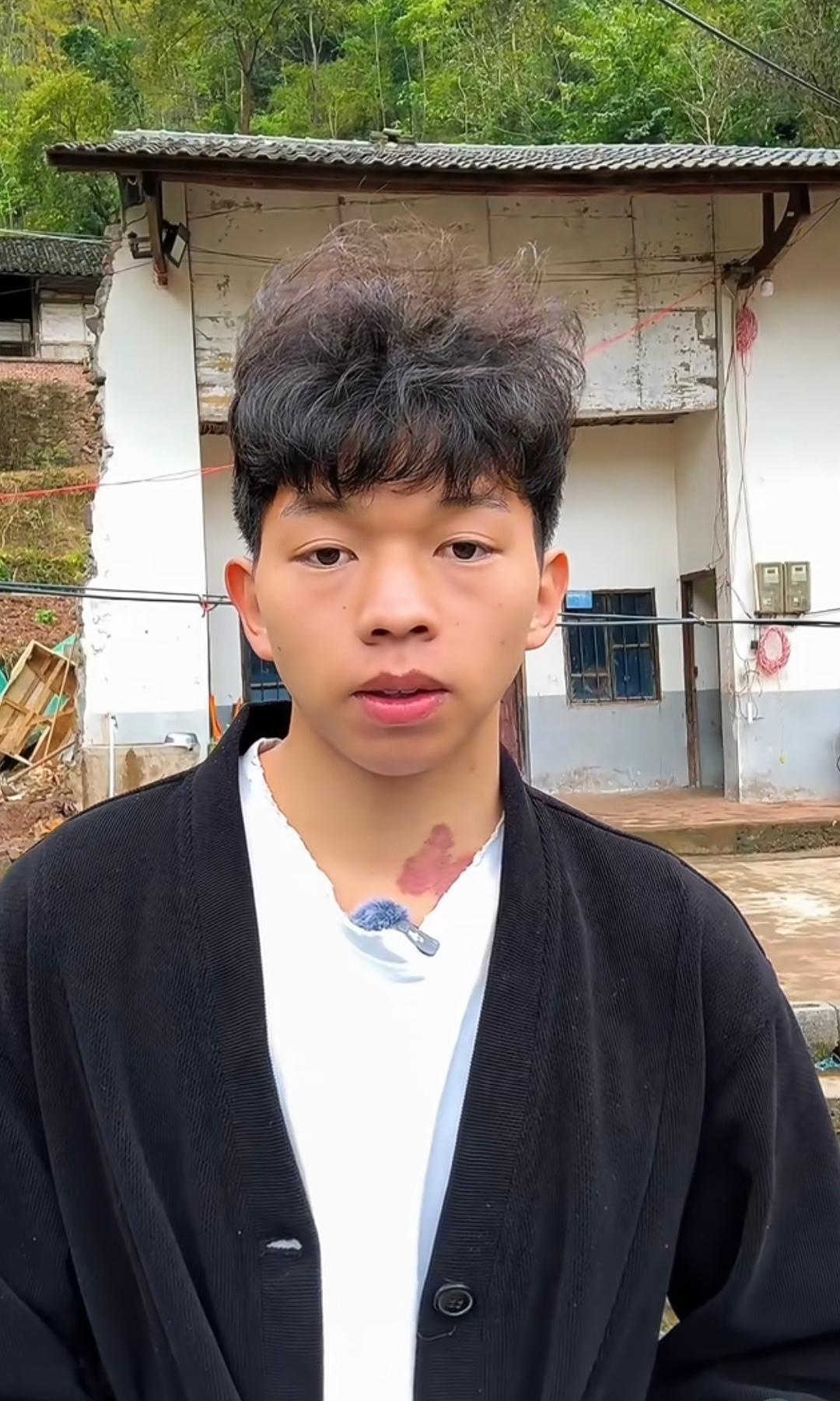 说句大实话，
小小徐婚礼能火起来，
如果说有团队的运作，我不意外，可是偏偏小小徐