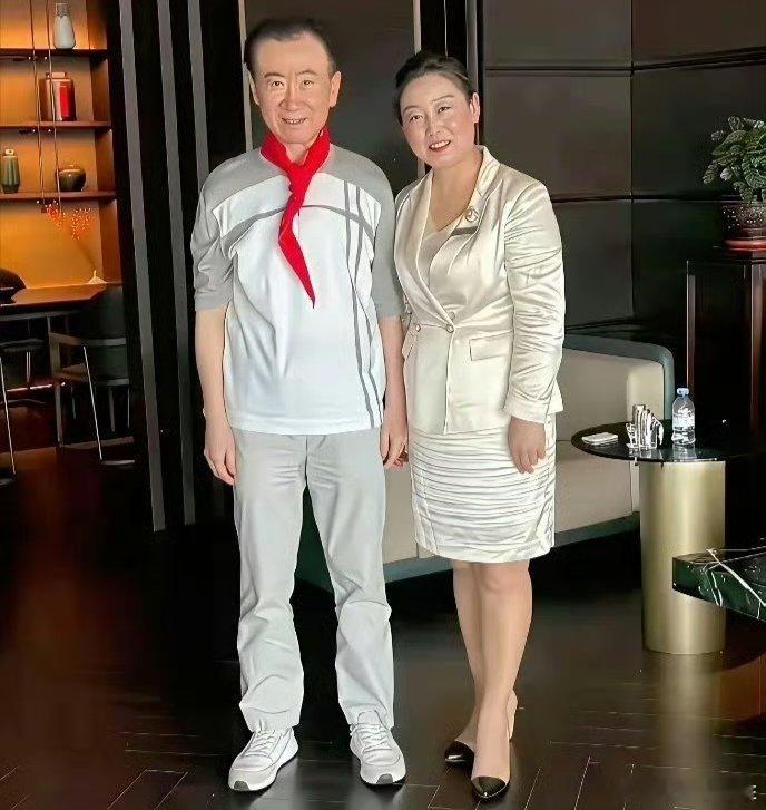 王健林低调现身贵州72岁王健林低调现身贵州中超联赛据说你能够释解王健林的“生辰八