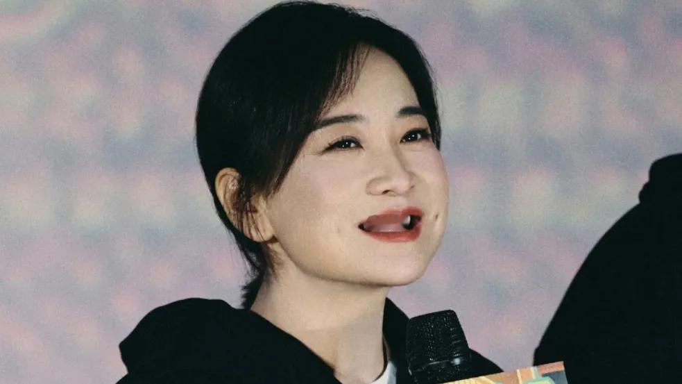 在娱乐圈的风云变幻中，贾玲的回归无疑为观众带来了一抹别样的色彩。近期，路人镜头下