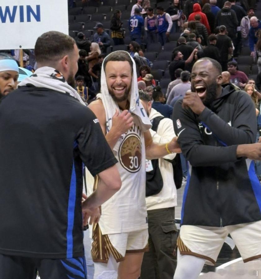 今日，NBA常规赛，勇士115-123不敌独行侠。库里、追梦赛后与克莱场边聚首，