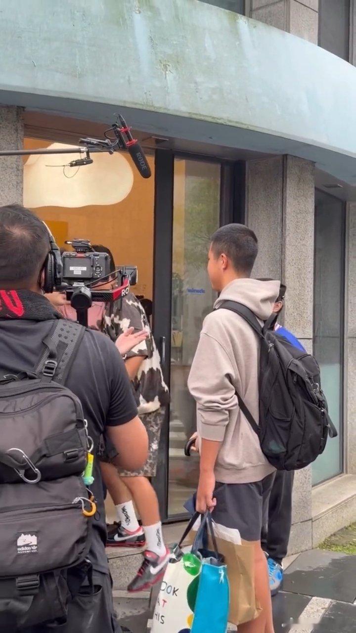 林俊杰周杰伦林俊杰周游记路透偶遇周杰伦林俊杰拍摄周游记 网友偶遇周杰伦和JJ在M