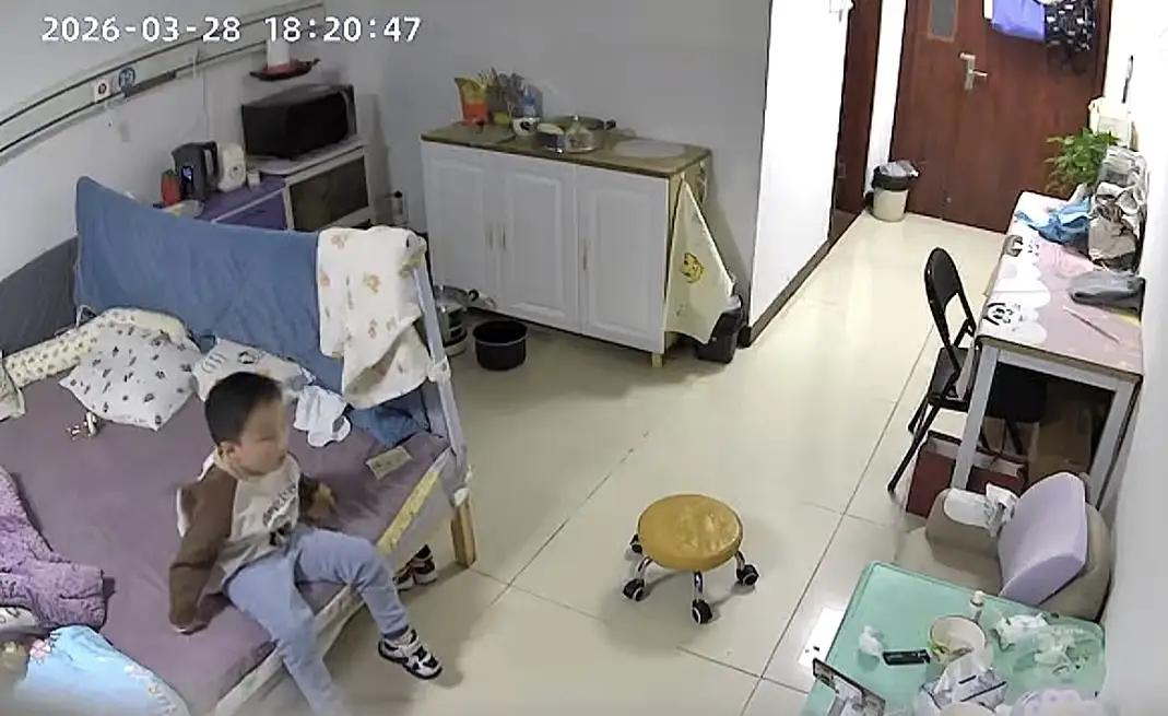 5岁瘫痪孩子竟在妈妈转身时“站”出奇迹！3月28日，在妈妈给孩子去端水洗漱的时候