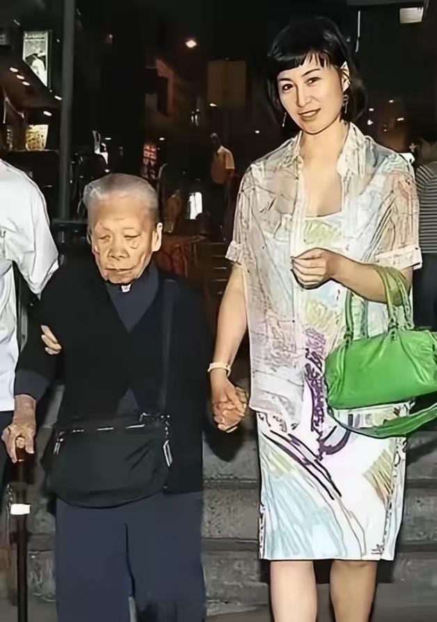 何超琼的保姆晶姐，住1.2亿别墅，退休后，每个月工资照发。何超琼小时候是保姆一手