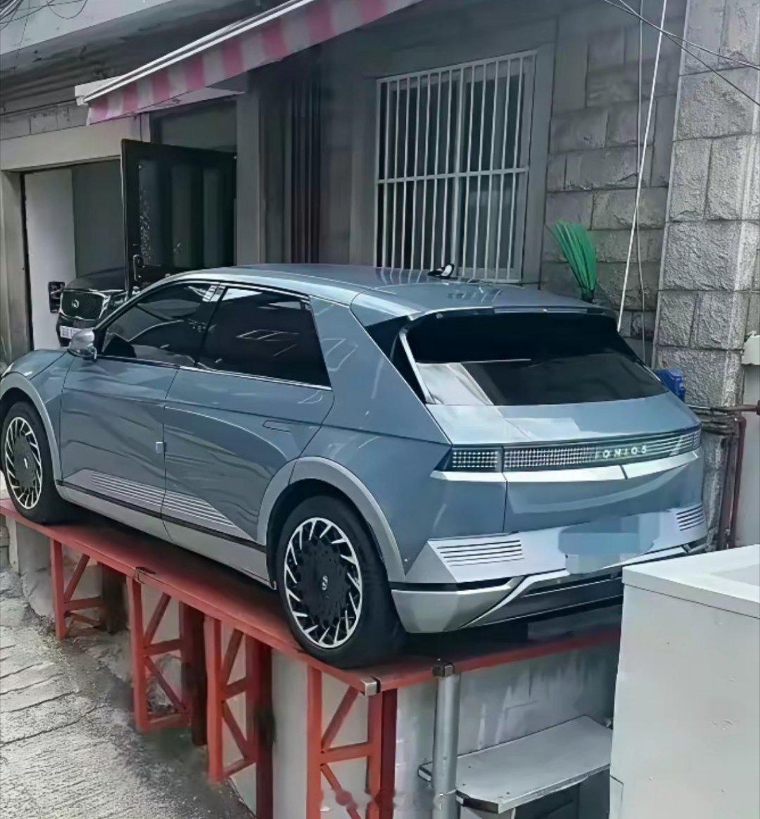 30年汽车驾龄的我，不得不说声：牛逼！反正我做不到，也不敢，怕掉下来摔着 