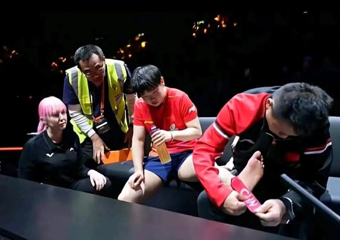 香港总决赛蒯曼VS孙颖莎，孙颖莎因伤选择退赛这场比赛真是看得人难受，孙颖莎左脚在