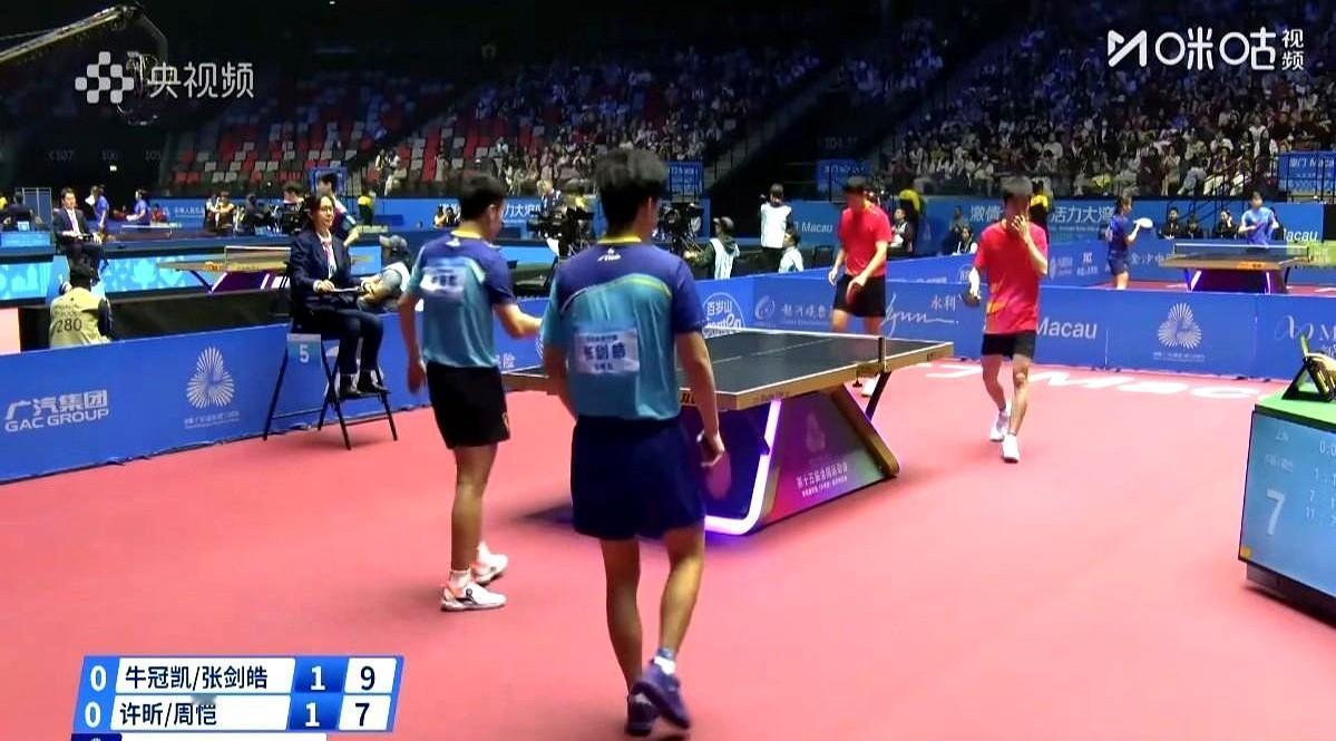 一场乒乓球比赛竟然靠“逆转”决胜，樊振东的心理素质真是太关键了。

比赛中，他在