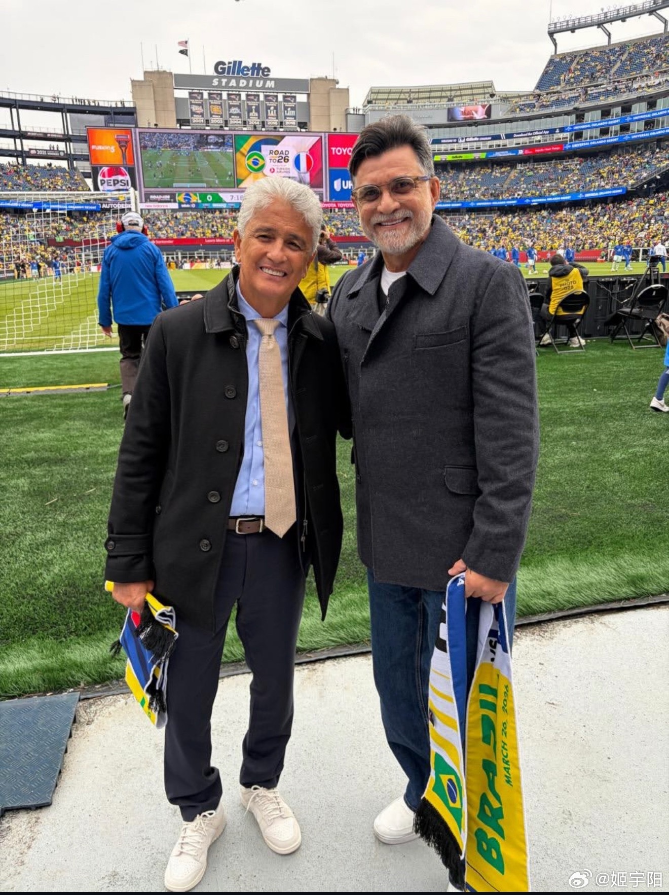 在今晨巴西和法国队热身赛场边合影的这两位巴西前国脚，其中一位挺好认出来，另外一位