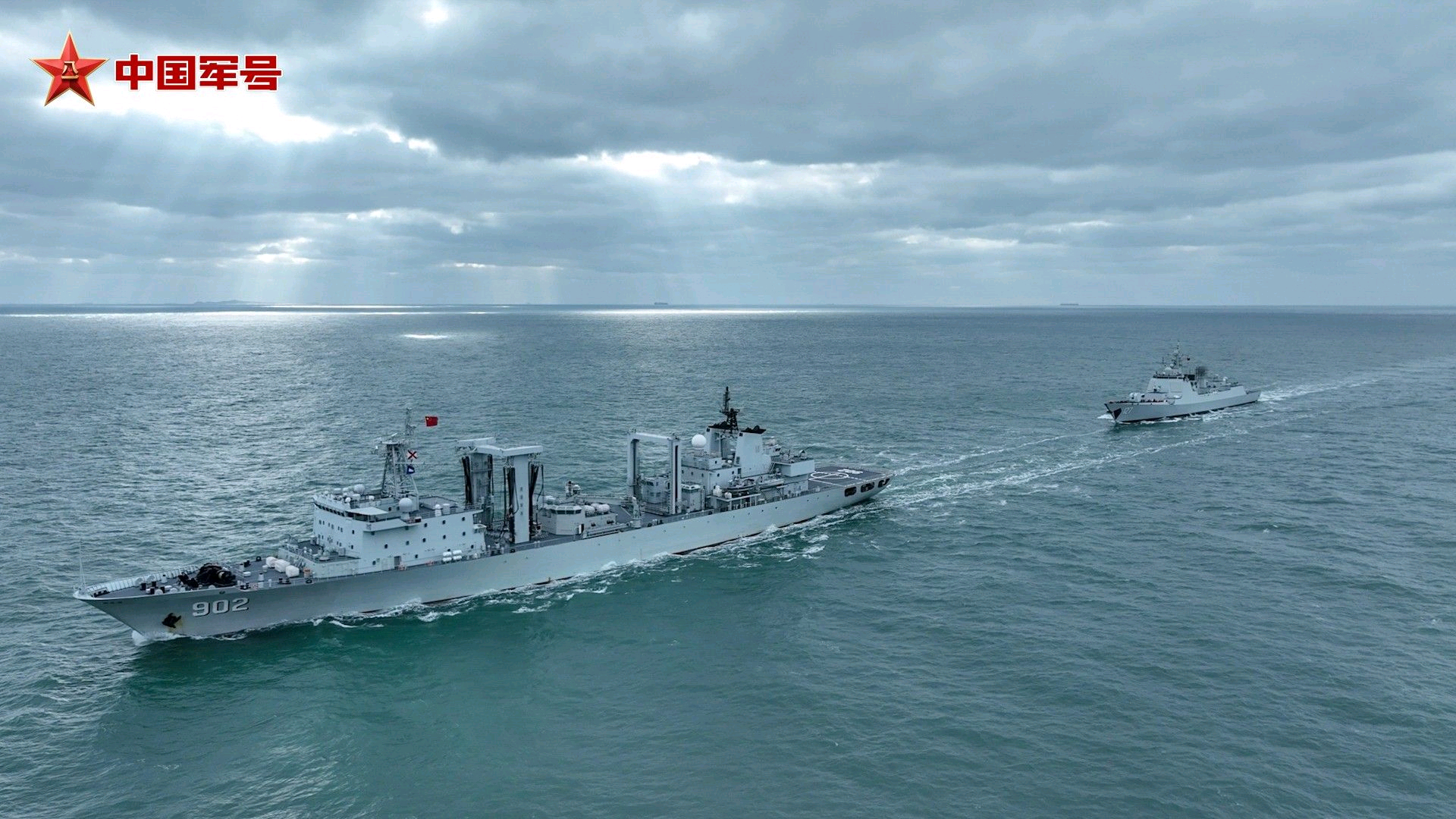 进行横向补给的驻马店舰新批次改进型052D真好看903A补给门架附近控制室视角好