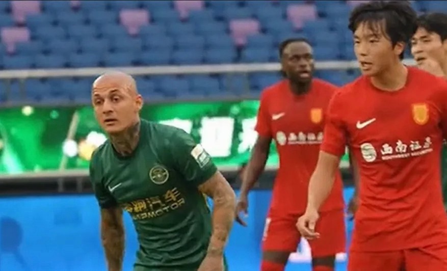 昨日中超第4轮浙江队对阵重庆铜梁龙的比赛中，米特里策在下半场两次拽李镇全头发，之