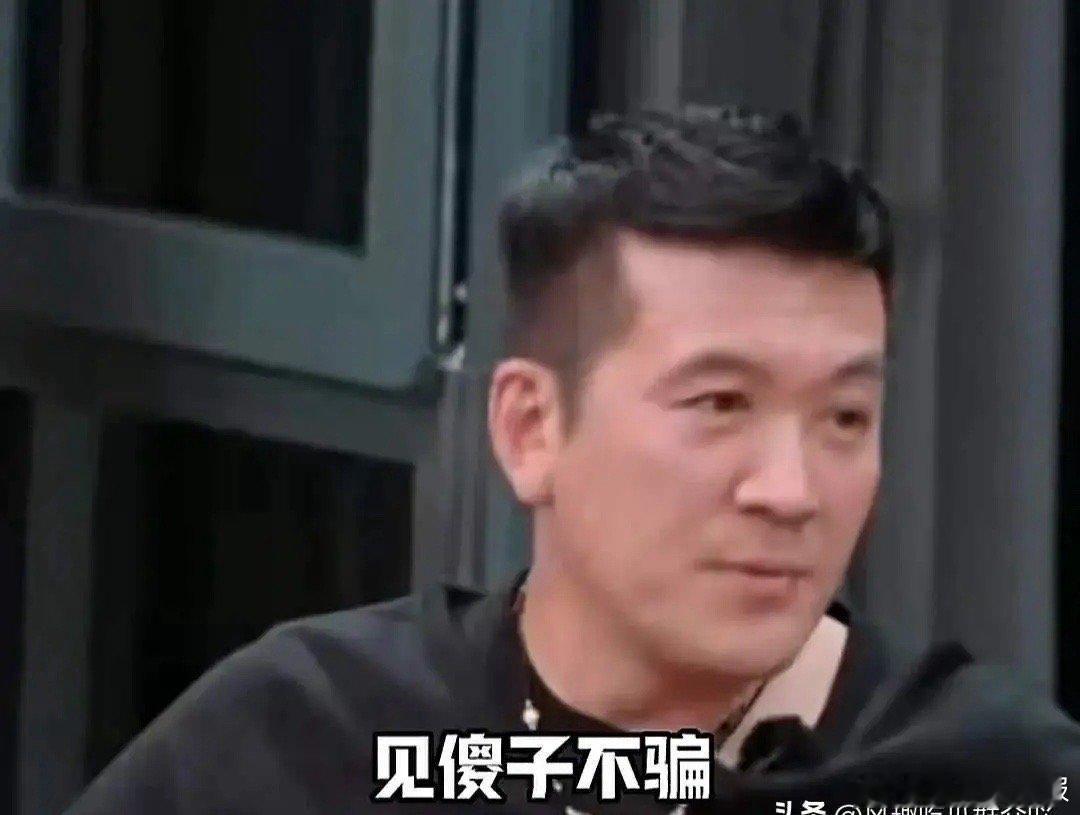 杨子说圣依就是傻 在《再见爱人》这档综艺节目里，发生了挺火爆的一幕。杨子这个人，