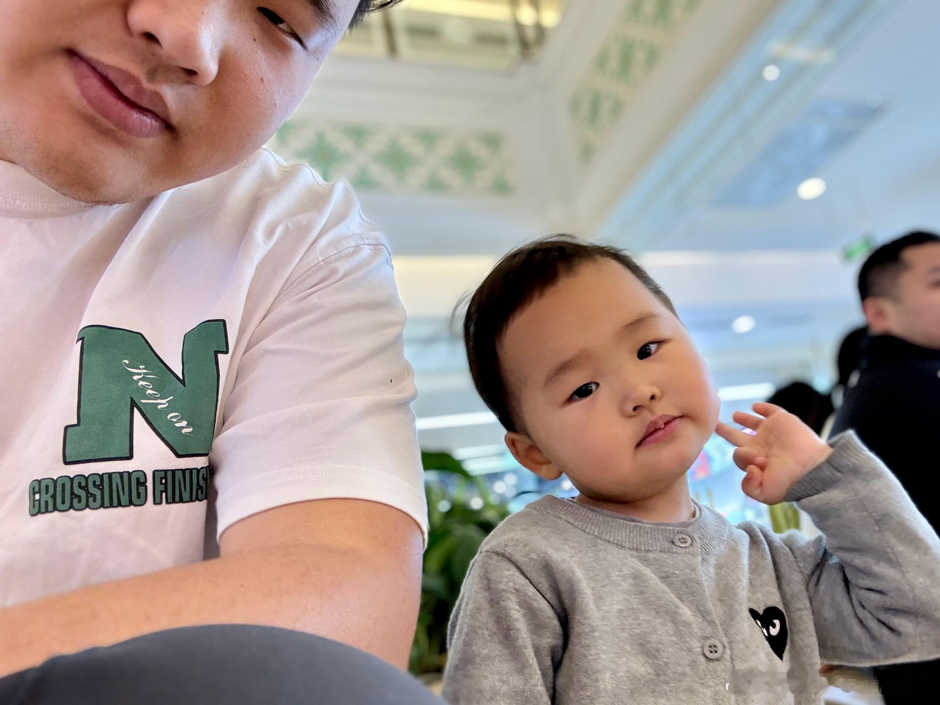 今天可给我睡迷糊了，中午吃完饭困咪一会儿，睁眼下午5点半了索性放假就放假吧…怪罪