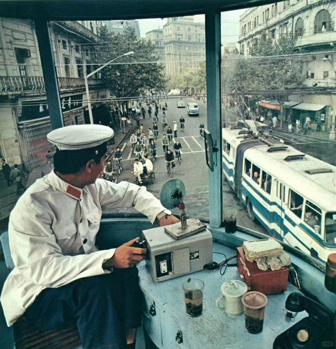1980年，上海，南京路上的交通岗亭里。