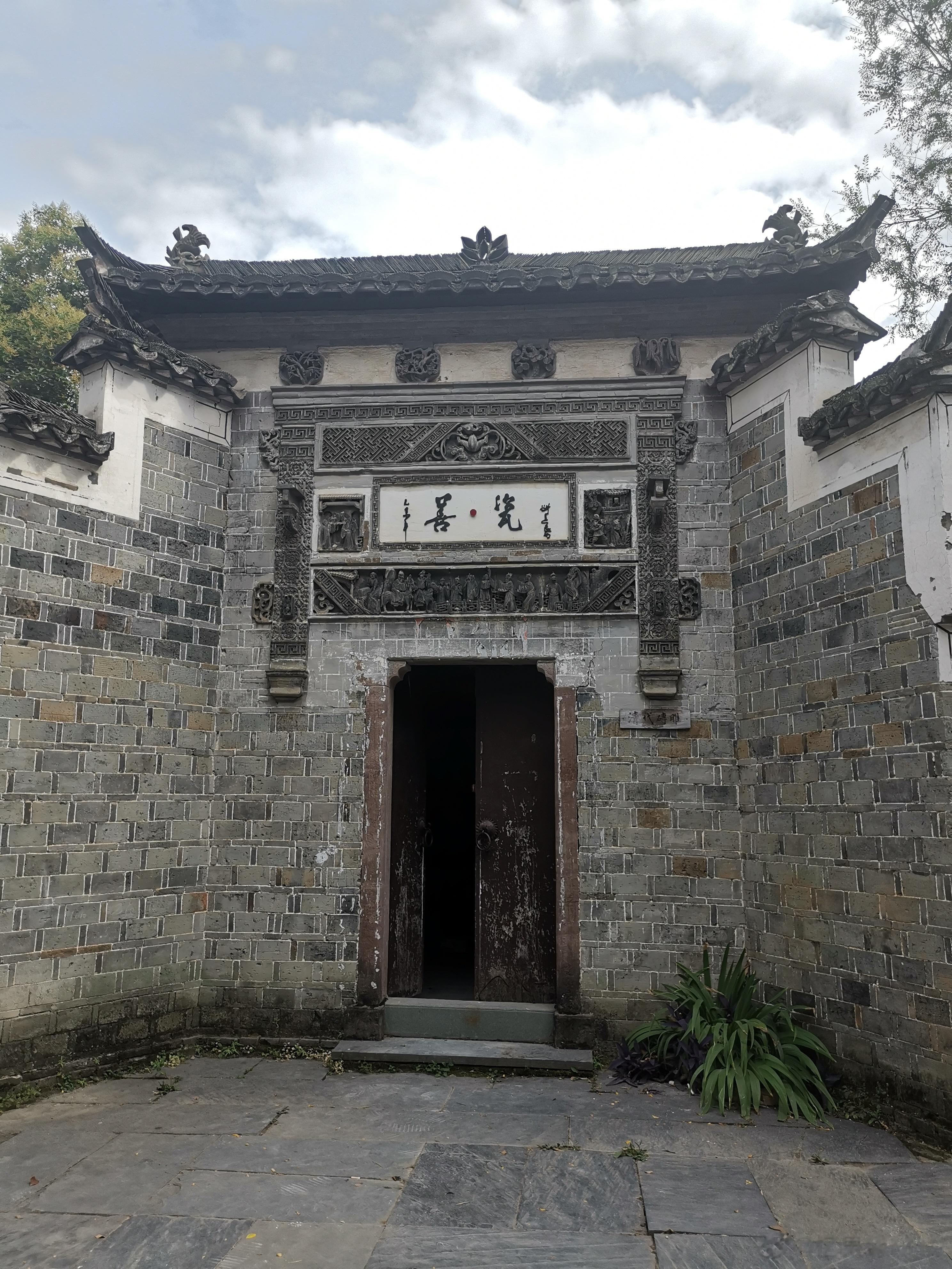 “老年痴呆”有预兆！痴呆早期出现的10个症状，请为家人转存1、记忆问题：经常遗忘