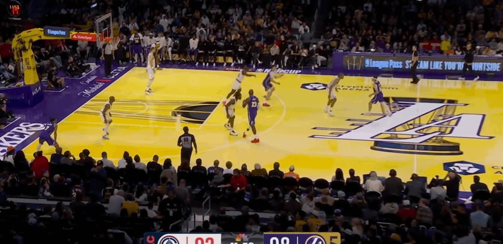 Horns elbow stagger，湖人的牛角发牌打法又大量出现。詹拉半场牛