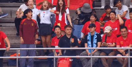三位网红球迷凑出了一段鲜活的小故事……

没有预设剧本，也没有刻意的表演痕迹，她