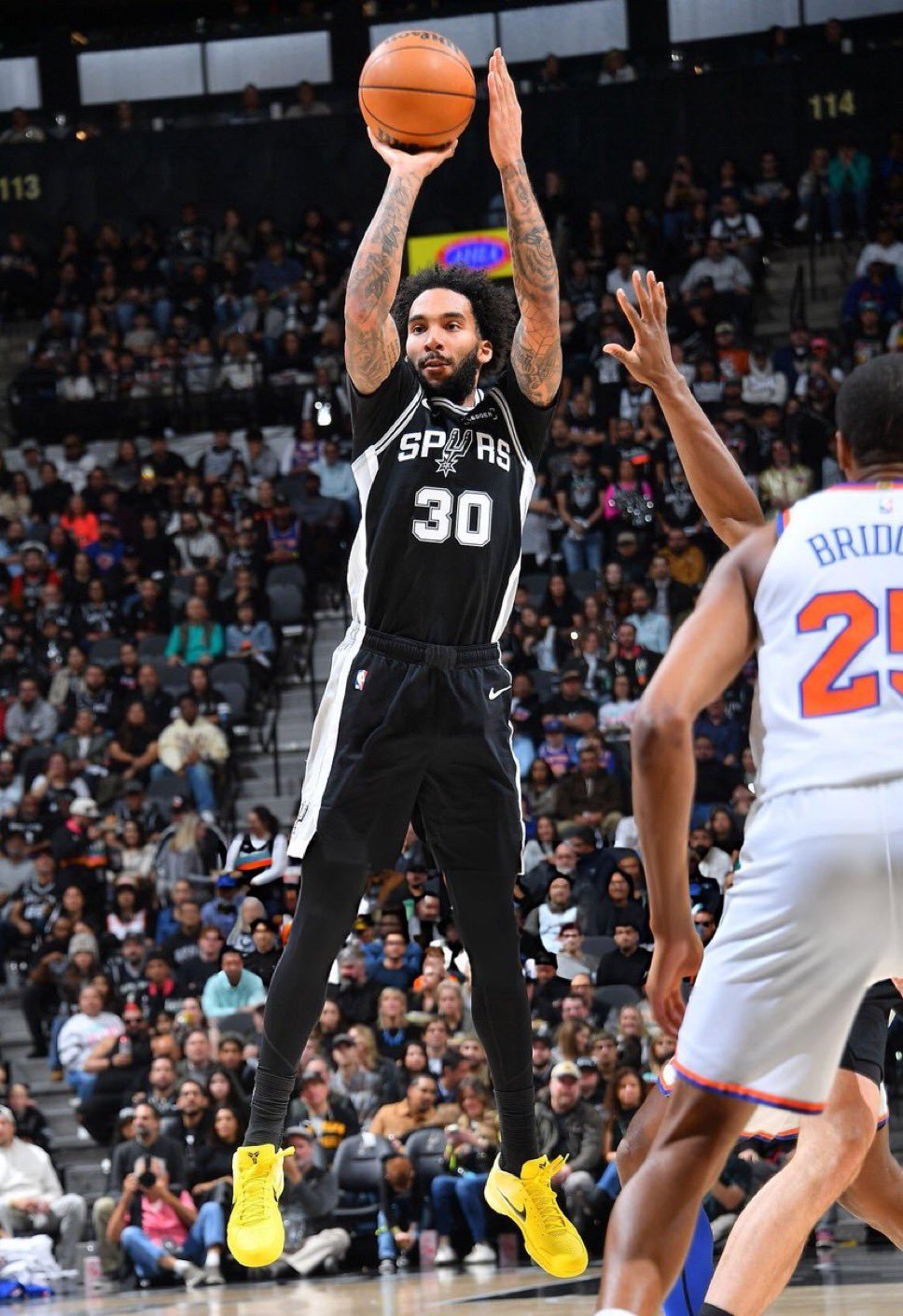 福克斯谈到尚帕尼的三分记录之夜：“当他手感火热的时候，我们就会一直想办法给他喂球