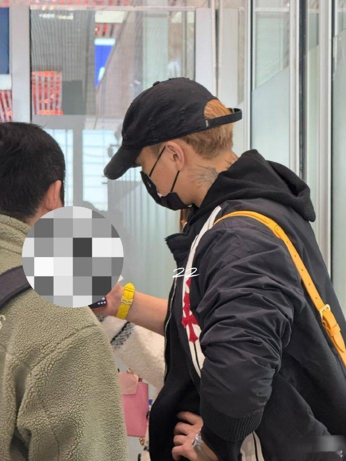 在机场偶遇黄子韬徐艺洋 北京机场偶遇黄子韬和徐艺洋，两人都穿得简单舒服，随性又自