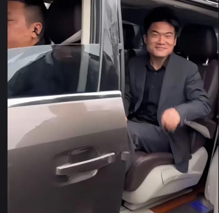 长安汽车董事长送别宇辉：你这工作节奏也太快了
宇辉来长安汽车总部
董事长亲自接亲