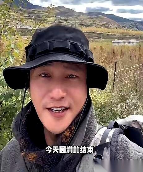 陈坤在松潘的一组徒步生图，在网上炸开了锅。画面里的他皮肤黝黑，帽子死死压住眉毛，