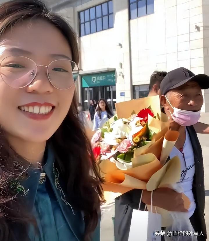 2018年，一山西姑娘，在北京地铁站为一陌生老人指路，并给了100多元现金。哪料