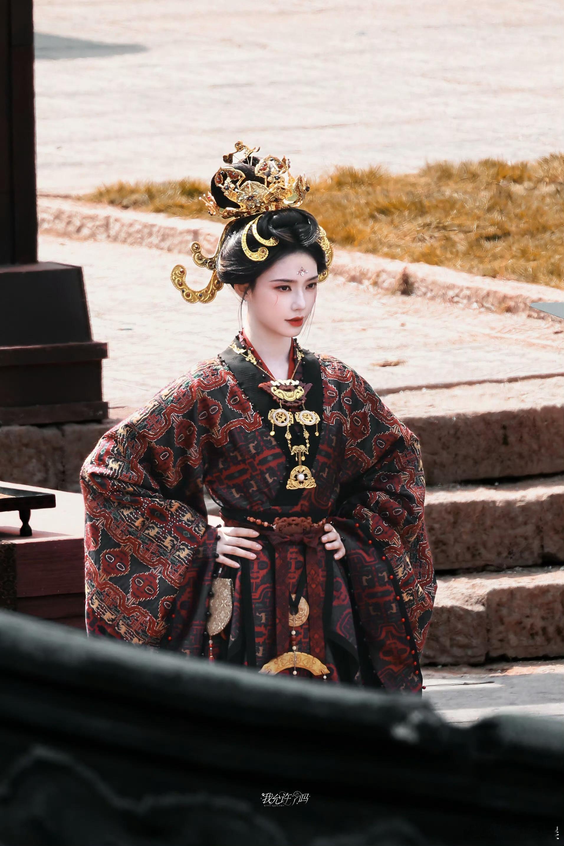 林允归鸾戏内戏外反差路透谁懂啊！女帝明明气场全开，又飒又冷，结果一笑直接萌化我心