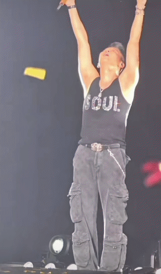 陶喆看似饭撒实则炫耀 家人们谁懂啊！每次唱完《爱，很简单》退场那“大膀子比心”，