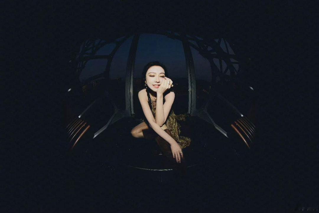 龙船上的薛凯琪简直非遗女神来的水上金龙流光漫河面，薛凯琪乘舟浅唱苏州河，非遗龙舟