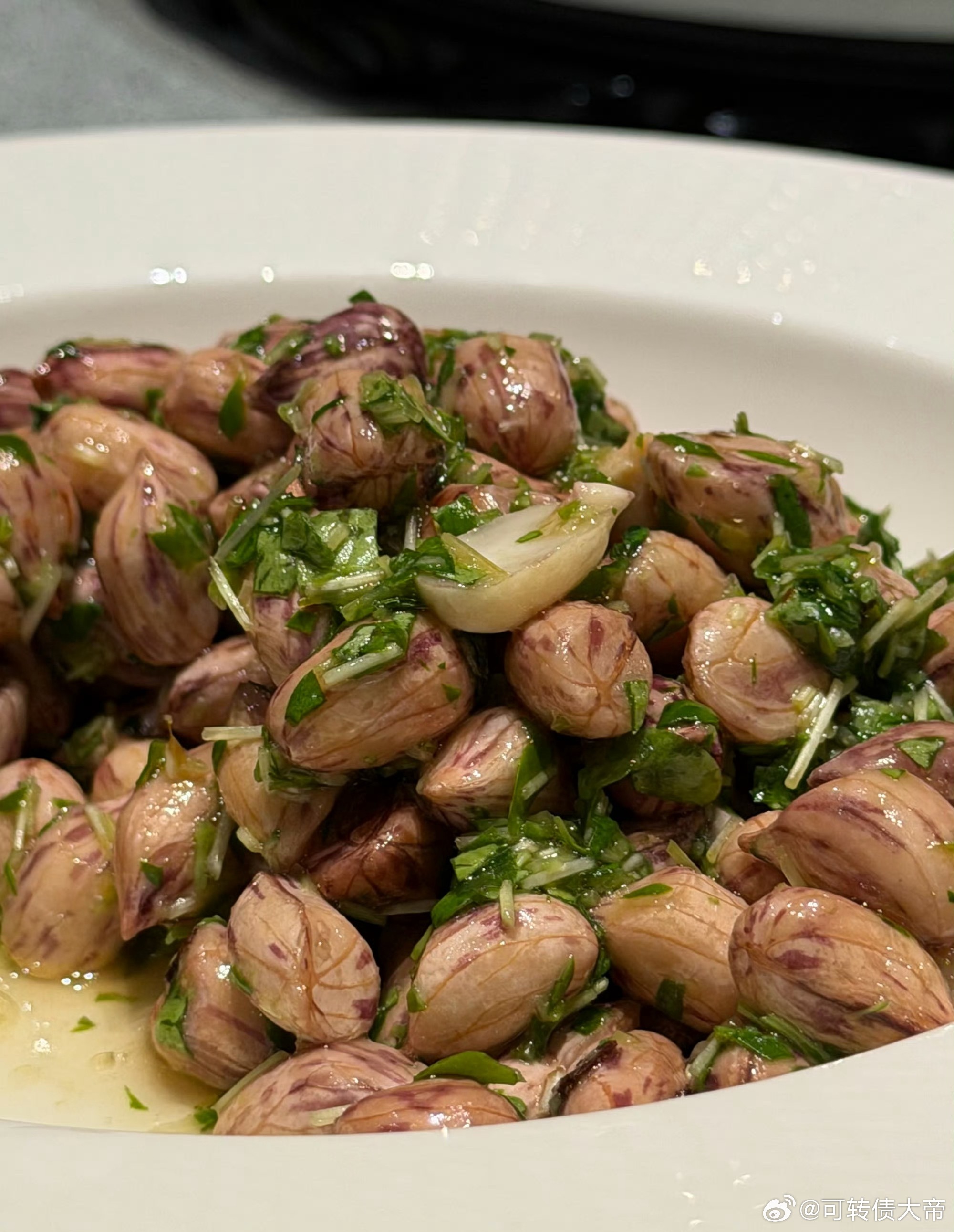 股价短期看情绪，中期看资金，长期看价值，这是股市永远不变的规律。短期的涨跌，受消