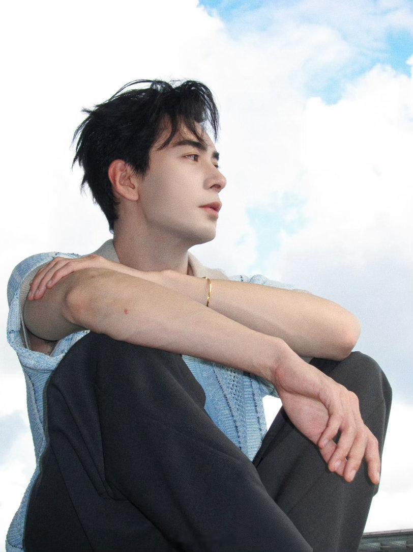陈星旭狮城封面大片陈星旭悦游七八月合刊封面大片，松弛、自由！好清爽的九日我哐哐存