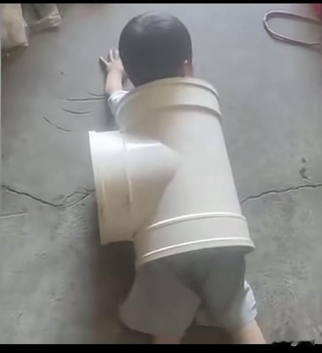 这熊孩子，你说你闲的往那里爬干啥！你等会儿，妈妈去拿手机，先拍个视频发个朋友圈！