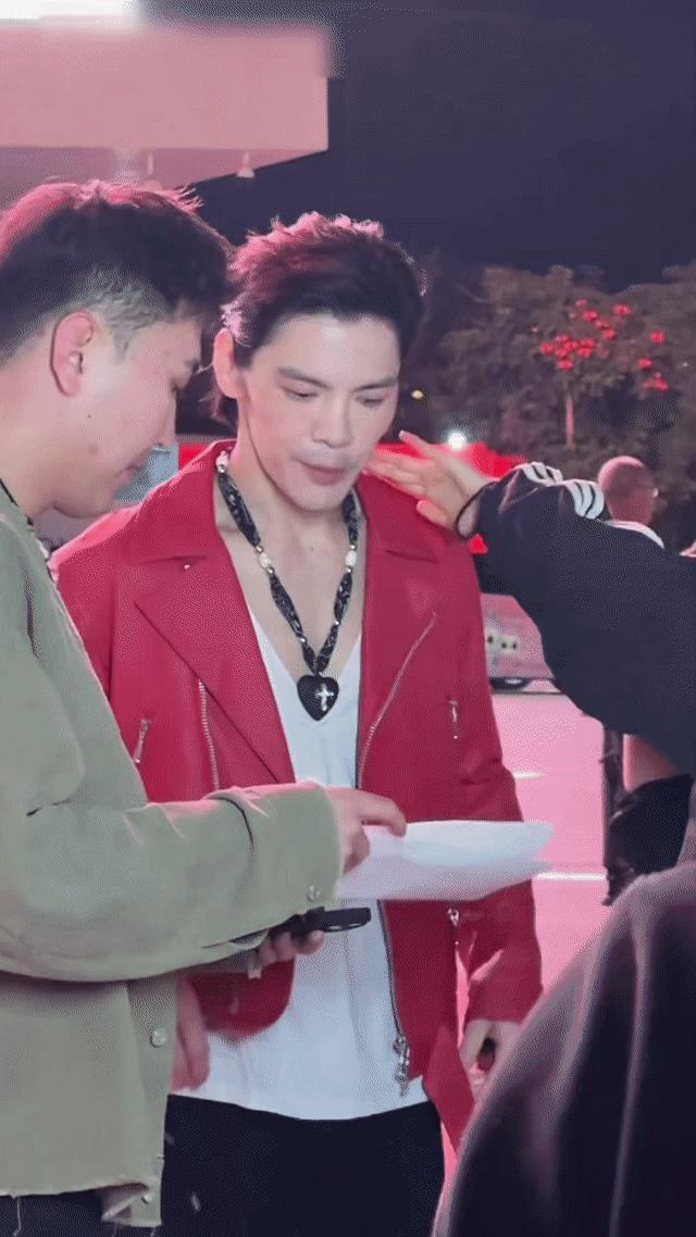 向佐偶遇了向佐向佐和自己的广告牌同框，向佐偶遇了向佐好好笑啊，状态很不错啊最近 