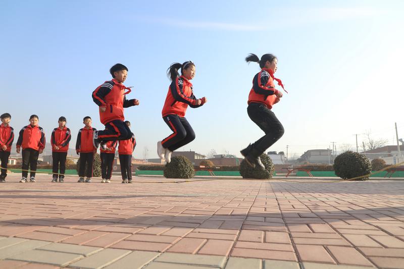 “解释不清了！”四川德阳俩高中女生课间在必经路上画了“跳房子”，后续发展真是哭笑