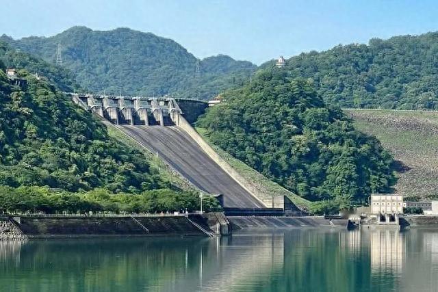 同样都是海岛，为什么台湾缺水，海南岛淡水多到用不完？

台湾那十大水库，说出来都