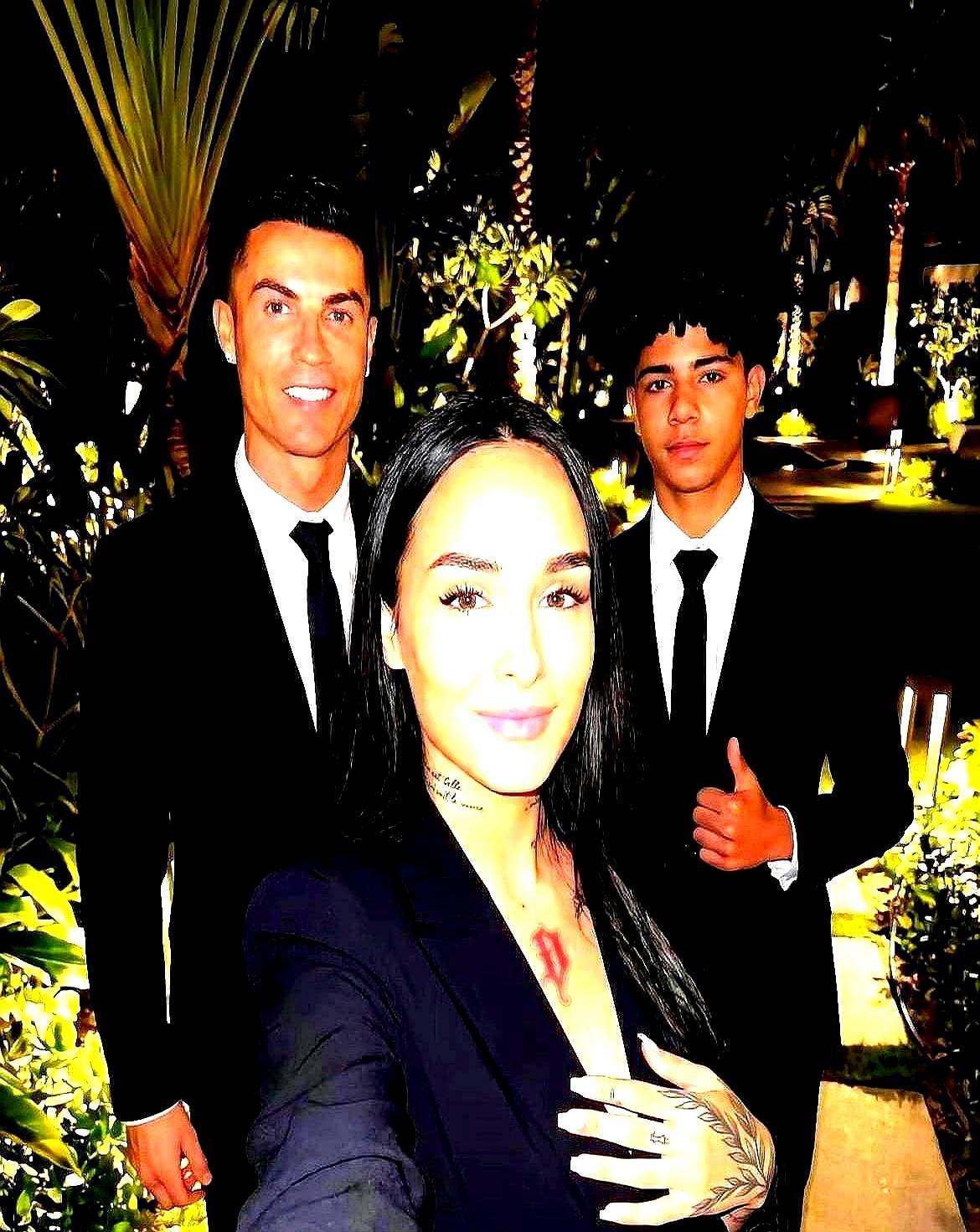 她嫁入豪门，但最崩溃时，第一个冲进来的不是C罗。
 

产房里，姐姐伊瓦娜冲进来