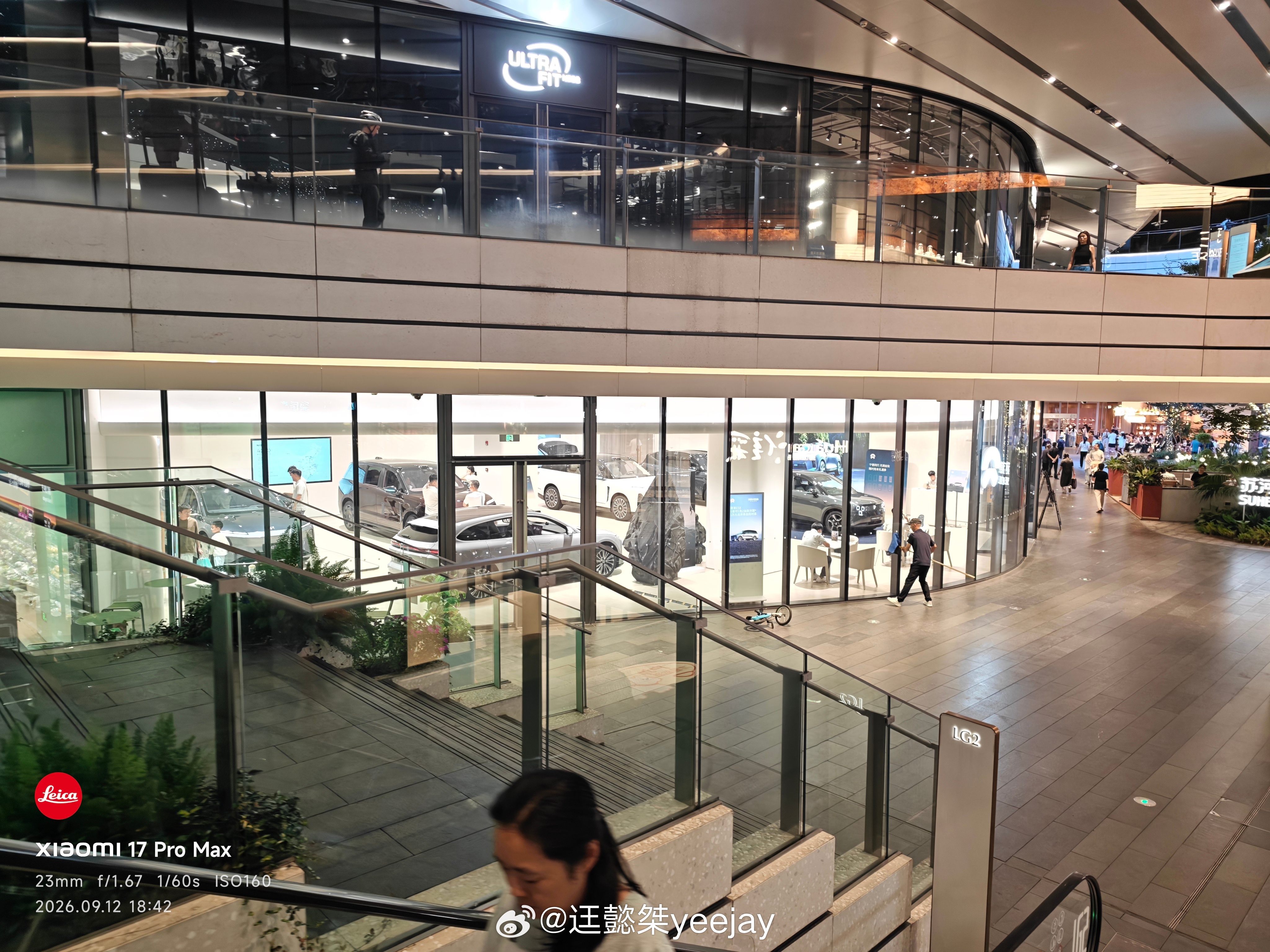 苏河湾万象天地蔚来门店蛮大的，车型放得很多，如果这体量能放到附近的静安大悦城里面