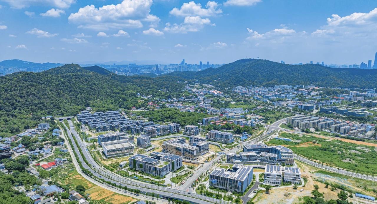 9月下旬，湘江西岸的岳麓山下，18栋镶嵌着纯玻璃幕墙的现代建筑与山林景观相映成趣