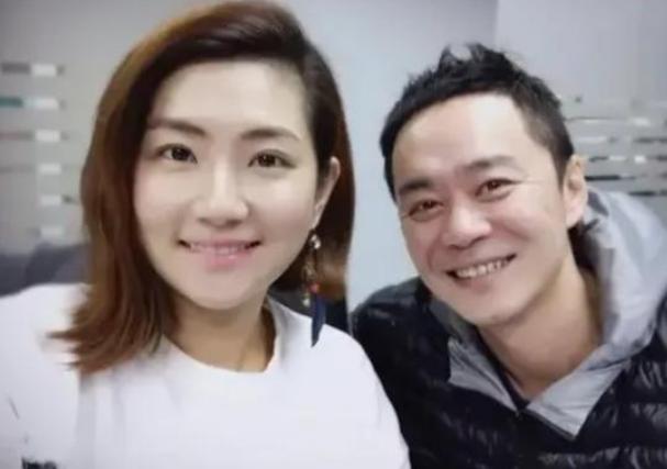 2010年，任家萱拍戏时意外烧伤，未婚夫张承中不仅没抛弃她，还高调地娶了她，结果