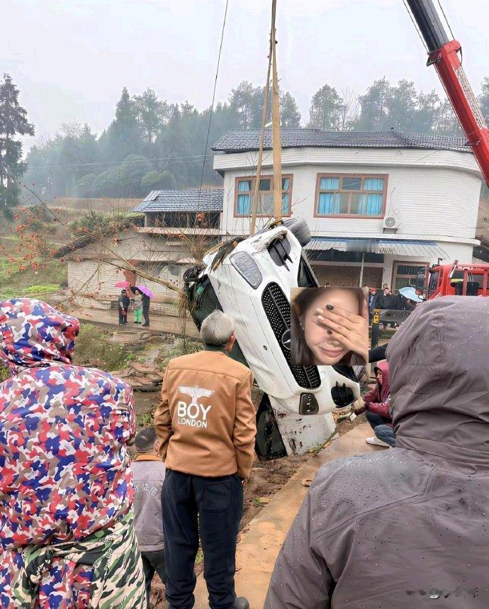 本想衣锦还乡，奈何“底气”太足，翻了个底朝天！翻车现场实拍，求车主心理阴影面积…