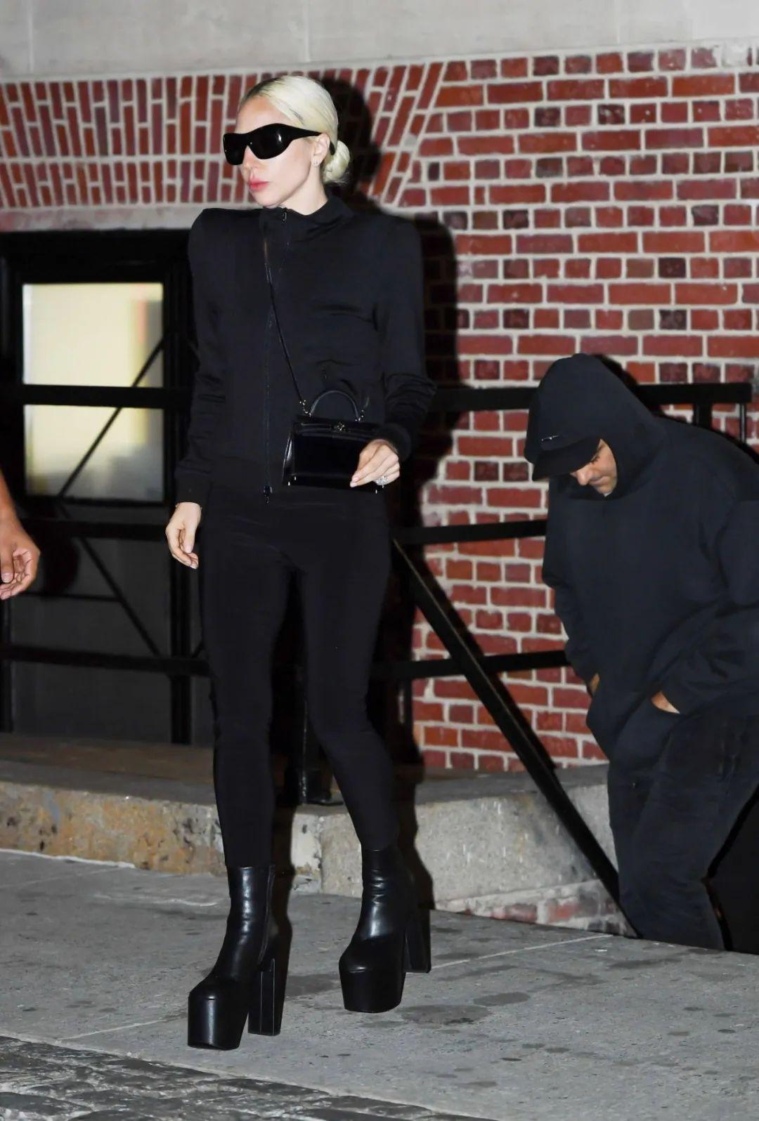 Lady Gaga 昨晚纽约街拍，穿的衣服是2023年的巴黎世家 BALENCI