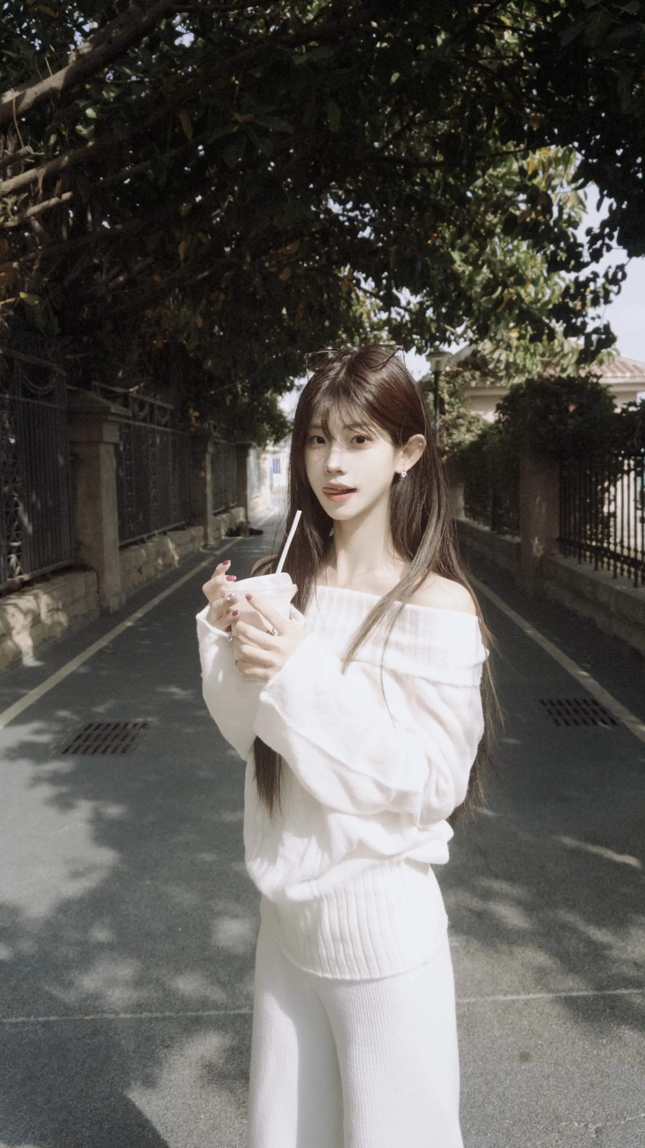 太多人的缘分 朝生暮死如露水 人和人有过一瞬间就够了