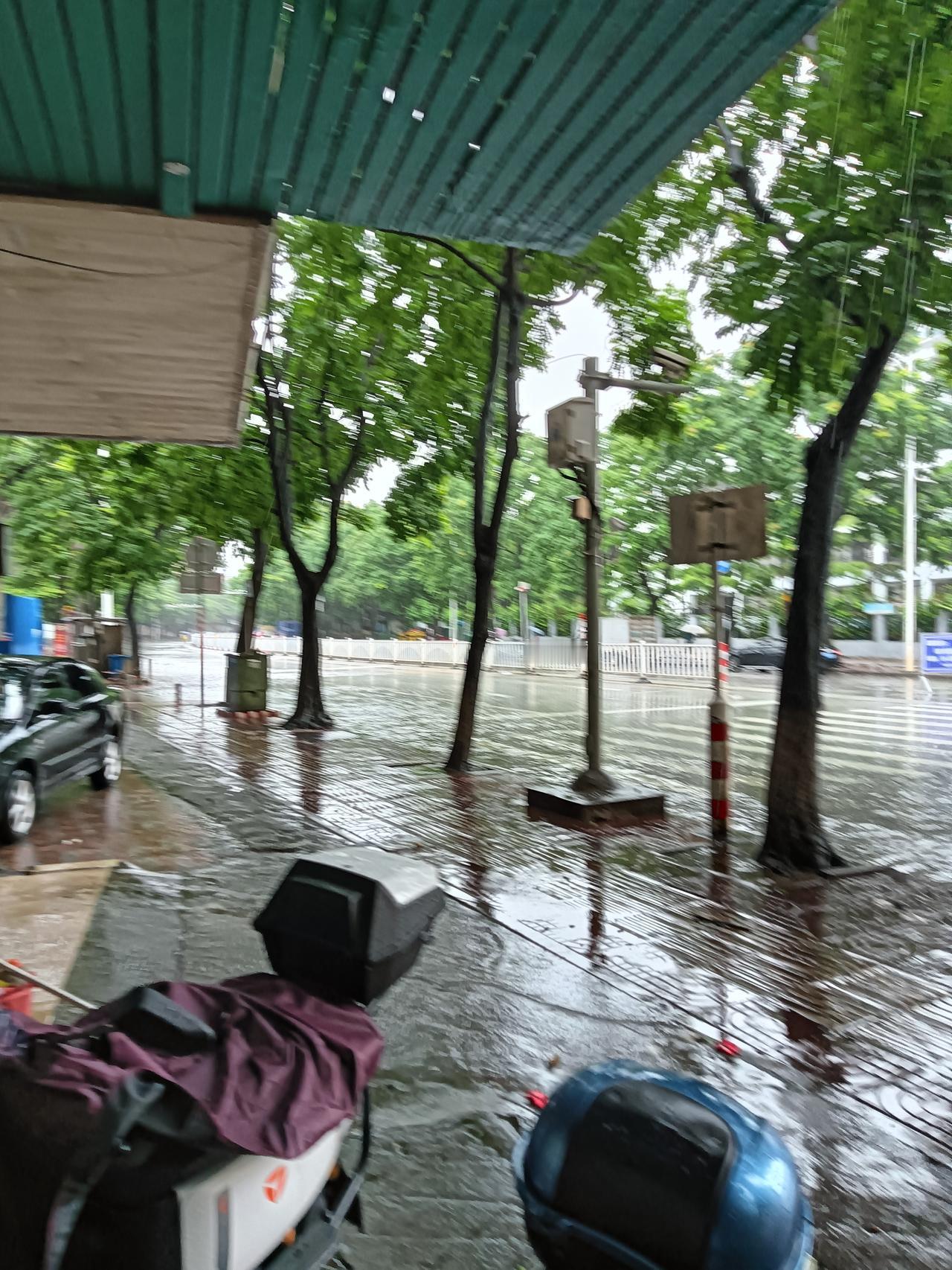 贵港市区由于受到台风影响，从昨天早上一直到今日中午大雨落个不停。中午过后港北区好