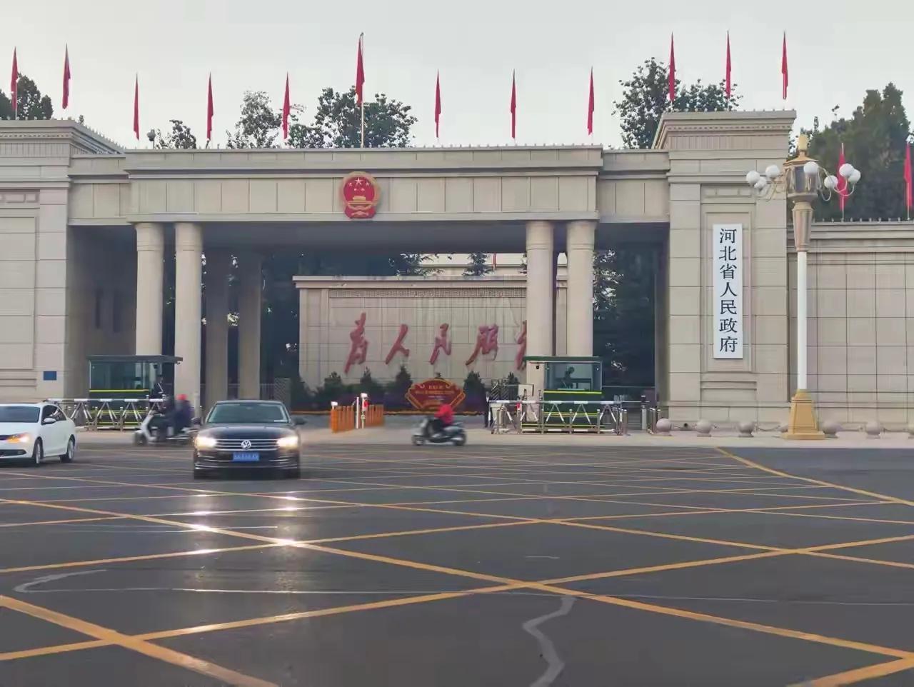 有幸从这门前走过几次，这辈子是进不去了